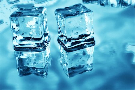 simsearch:622-07743610,k - Blue toned ice cubes on reflective surface Stockbilder - Microstock & Abonnement, Bildnummer: 400-03914160