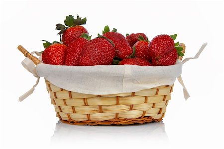 simsearch:400-05079848,k - Basket of strawberries reflected on white background Foto de stock - Super Valor sin royalties y Suscripción, Código: 400-03914799