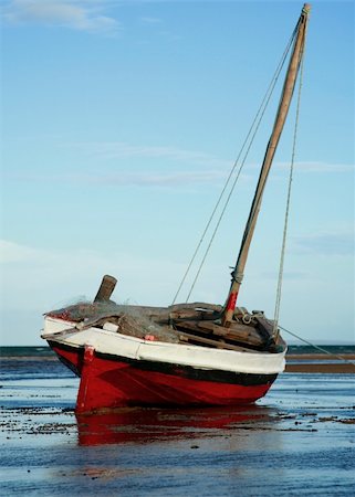 simsearch:700-03567977,k - Red and White Sailing boat stranded at low tide in ocean at Vilanculos, Mozambique Foto de stock - Royalty-Free Super Valor e Assinatura, Número: 400-03914803