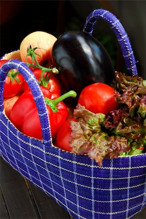 simsearch:700-02935592,k - Fresh vegetables and fruits in a basket Photographie de stock - Aubaine LD & Abonnement, Code: 400-03914983