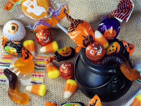 simsearch:640-03262770,k - Halloween candy in a mini plastic witches cauldron. Stock Photo - Budget Royalty-Free & Subscription, Code: 400-03915108