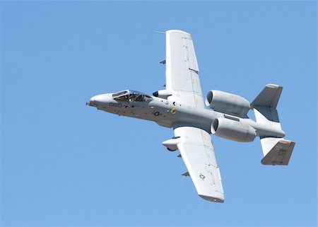 A-10 Thunderbolt Warthog dips it's wing to execute a turn Fotografie stock - Microstock e Abbonamento, Codice: 400-03915164