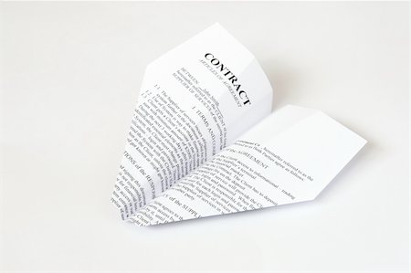 white paper airplane with contract text on it Photographie de stock - Aubaine LD & Abonnement, Code: 400-03915278