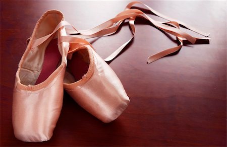 Pink satin ballet shoes on dark floor Photographie de stock - Aubaine LD & Abonnement, Code: 400-03915304