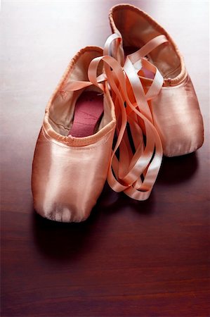 Pink satin ballet shoes on dark floor Photographie de stock - Aubaine LD & Abonnement, Code: 400-03915305