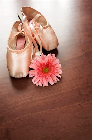 Pink satin ballet shoes on dark floor Photographie de stock - Aubaine LD & Abonnement, Code: 400-03915324