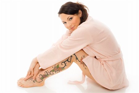 simsearch:400-03948948,k - cute and young brunette dressing pink bathrobe with a tattoo on her leg Fotografie stock - Microstock e Abbonamento, Codice: 400-03915546