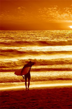 simsearch:841-07201408,k - Surfer in Manly Australia, finishing up his last surfing run. Photographie de stock - Aubaine LD & Abonnement, Code: 400-03915723
