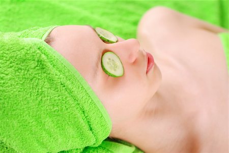 simsearch:400-03916522,k - Woman laying on towel with cucumbers on her eyes Foto de stock - Super Valor sin royalties y Suscripción, Código: 400-03915964