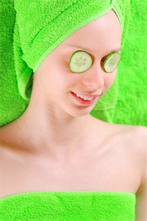 simsearch:400-06137895,k - Woman laying on towel with cucumbers on her eyes Foto de stock - Super Valor sin royalties y Suscripción, Código: 400-03915965