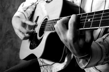 Man playing acoustic guitar (photo in black & white) Foto de stock - Super Valor sin royalties y Suscripción, Código: 400-03916045