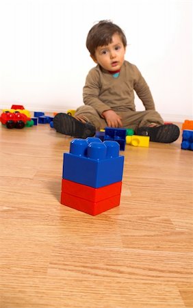 simsearch:400-04467628,k - baby playing in empty room on laminated flooring Photographie de stock - Aubaine LD & Abonnement, Code: 400-03916329