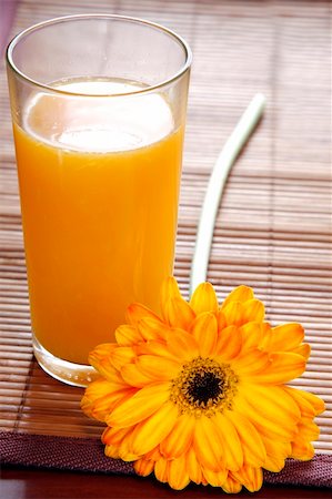 simsearch:859-06538416,k - Orange juice and flower on bamboo mat Stockbilder - Microstock & Abonnement, Bildnummer: 400-03916577