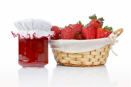 simsearch:700-02594045,k - Jam jar and basket of strawberries reflected on white background Photographie de stock - Aubaine LD & Abonnement, Code: 400-03917276