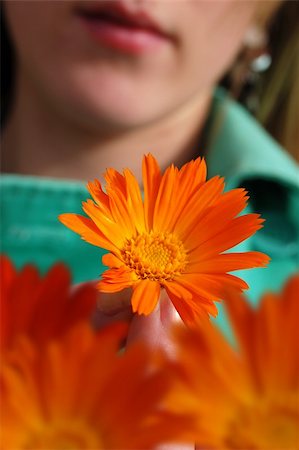 simsearch:695-05777392,k - A women holding a flower. Foto de stock - Super Valor sin royalties y Suscripción, Código: 400-03917408