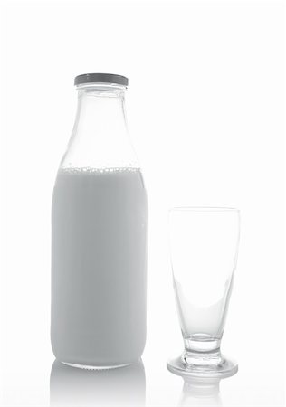 simsearch:400-03968646,k - A glass and bottle of fresh milk reflected on white background Stock Photo - Budget Royalty-Free & Subscription, Code: 400-03917472