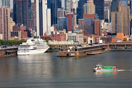 simsearch:400-06129354,k - Cruise ship docked at Manhattan with wall of buildings as background. Photographie de stock - Aubaine LD & Abonnement, Code: 400-03917561