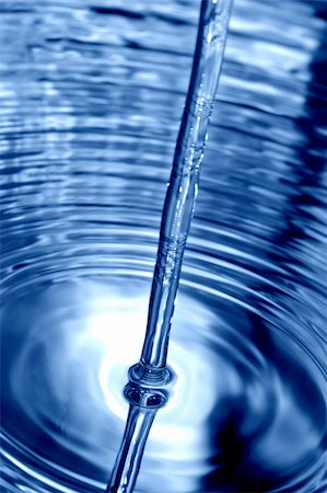 Macro of a water stream creating ripples and a nice reflection - shallow DOF Foto de stock - Super Valor sin royalties y Suscripción, Código: 400-03917915