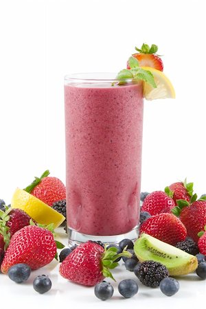 simsearch:622-07743509,k - A glass of berry smoothie surrounded by fresh fruits Stockbilder - Microstock & Abonnement, Bildnummer: 400-03918700