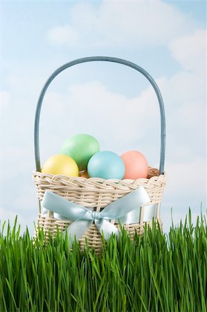 simsearch:614-06044149,k - Basket with colorful easter eggs against sky background Foto de stock - Royalty-Free Super Valor e Assinatura, Número: 400-03918715