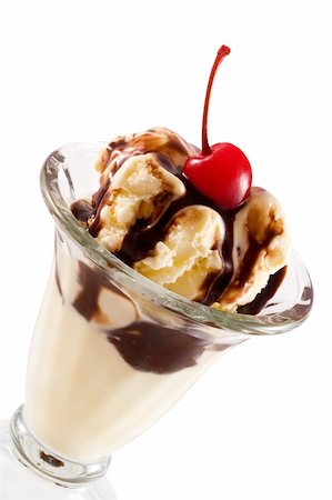 simsearch:400-03948341,k - Ice cream with chocolate syrup and cherry Photographie de stock - Aubaine LD & Abonnement, Code: 400-03918743