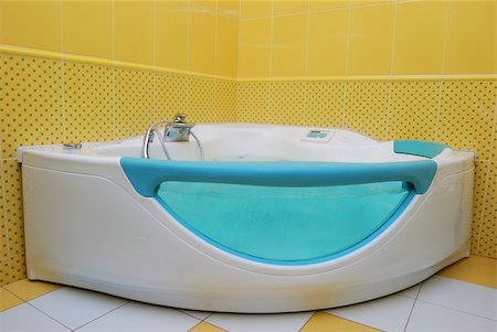 simsearch:845-03720867,k - Bathroom interior with large bathtub Foto de stock - Super Valor sin royalties y Suscripción, Código: 400-03918783