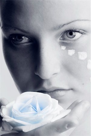 simsearch:614-06897320,k - beautiful portrait in black and white of a girl looking sweetly with painted face and a rose in her hand Foto de stock - Super Valor sin royalties y Suscripción, Código: 400-03918857