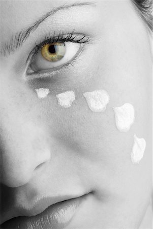 simsearch:614-06897320,k - a sweet black and white image of a girl with petals of rose painted on her face and colored eyes Foto de stock - Super Valor sin royalties y Suscripción, Código: 400-03918859