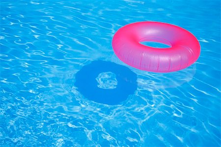 simsearch:640-01349416,k - Pink inflatable ring in blue swimming pool Stockbilder - Microstock & Abonnement, Bildnummer: 400-03918986