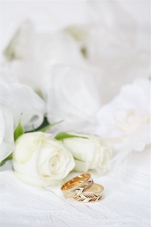 simsearch:400-04574409,k - Wedding rings with roses in white Stock Photo - Budget Royalty-Free & Subscription, Code: 400-03919677