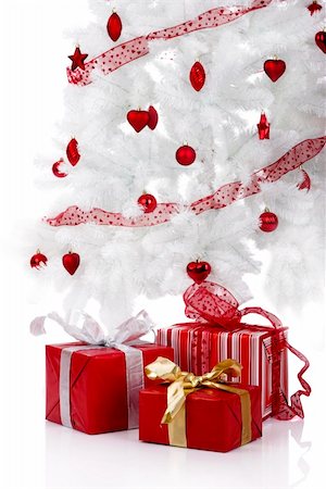 simsearch:400-03955875,k - Christmas white tree and gifts over a white background Stockbilder - Microstock & Abonnement, Bildnummer: 400-03910123