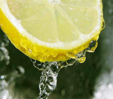 simsearch:622-06900255,k - Water dripping off a lemon slice Foto de stock - Super Valor sin royalties y Suscripción, Código: 400-03910167