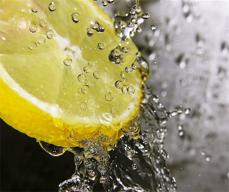 simsearch:400-03957244,k - Water drops falling onto a lemon - focus is on the water drops Stock Photo - Budget Royalty-Free & Subscription, Code: 400-03910168