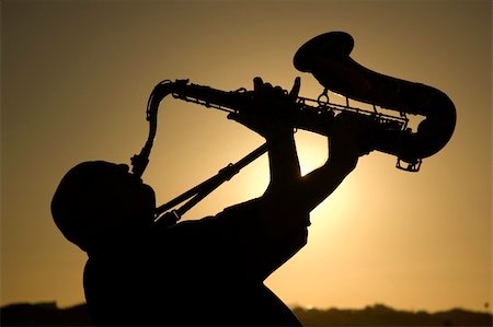 A saxophonist playing on the beac in Famara in Lanzarote Foto de stock - Super Valor sin royalties y Suscripción, Código: 400-03910203