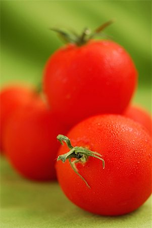 simsearch:400-03939080,k - Several fresh dewy tomatoes close up on green background Foto de stock - Super Valor sin royalties y Suscripción, Código: 400-03910417