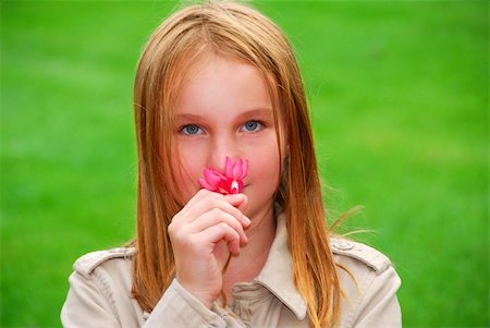 renifler (personne) - Young girl holding a pink flower in her hand Photographie de stock - Aubaine LD & Abonnement, Code: 400-03910537