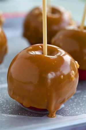 Carmel apples with sticks on a roasting pan Foto de stock - Super Valor sin royalties y Suscripción, Código: 400-03910873