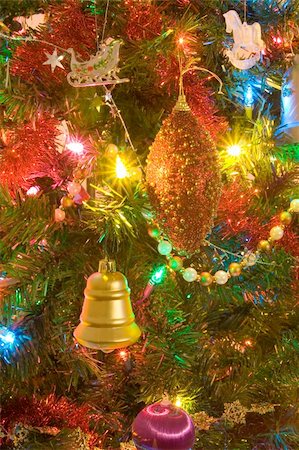 simsearch:696-03402823,k - christmas tree decorated with christmas balls and ornaments Foto de stock - Super Valor sin royalties y Suscripción, Código: 400-03911042