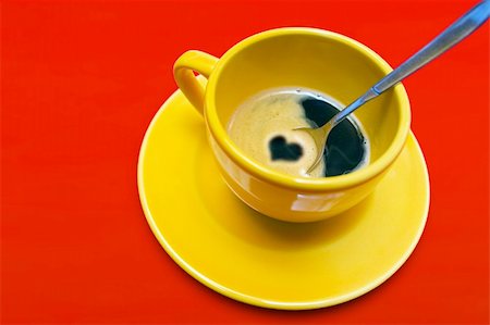 simsearch:400-03971684,k - Yellow coffee cup with heart on a red background Fotografie stock - Microstock e Abbonamento, Codice: 400-03911241