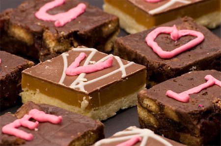 simsearch:400-03967470,k - Chocolate cakes with  'love hearts' written in icing. Fotografie stock - Microstock e Abbonamento, Codice: 400-03911347