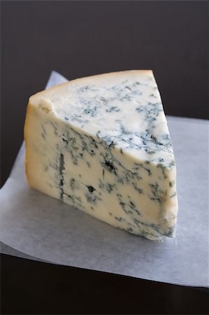 simsearch:614-06719767,k - Aged Mountain blue cheese wedge on wax paper on a table Stock Photo - Budget Royalty-Free & Subscription, Code: 400-03911400