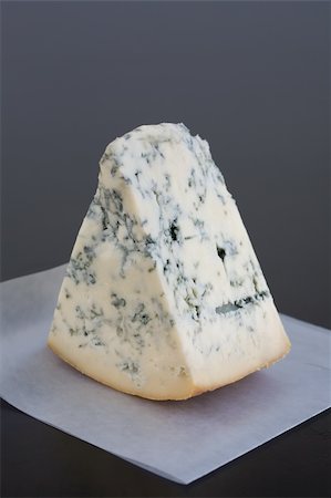 simsearch:614-06719767,k - Aged Mountain blue cheese wedge on wax paper on a table Stock Photo - Budget Royalty-Free & Subscription, Code: 400-03911401