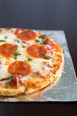 simsearch:640-03259668,k - Pepperoni Pizza with mozzarella cheese and parsley fresh out of the oven Fotografie stock - Microstock e Abbonamento, Codice: 400-03911410