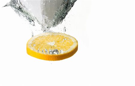 simsearch:649-07065049,k - Orange slice in the water surrounded and followed by water bubbles; isolated on white background; copy space provided. Foto de stock - Super Valor sin royalties y Suscripción, Código: 400-03911455