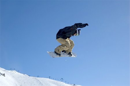 simsearch:400-04431636,k - a snowboarder jumping high through a blue sky Stockbilder - Microstock & Abonnement, Bildnummer: 400-03911593