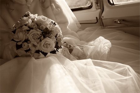 simsearch:400-04440941,k - The bride with a bouquet in the retro automobile. Style retro Fotografie stock - Microstock e Abbonamento, Codice: 400-03911907