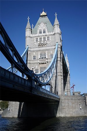 simsearch:400-04158568,k - The Tower Bridge on the river Thames, London Foto de stock - Super Valor sin royalties y Suscripción, Código: 400-03912083