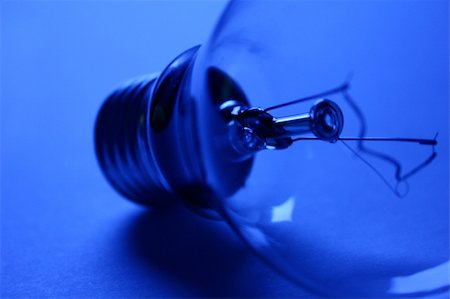 fil de fer - Light Bulb lamp on blue background Foto de stock - Super Valor sin royalties y Suscripción, Código: 400-03912328