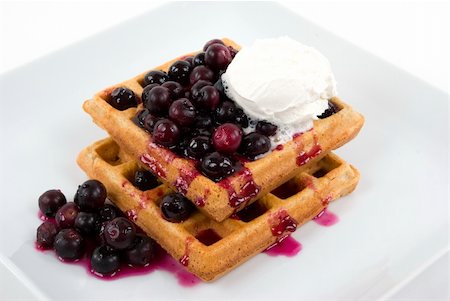 simsearch:400-09019412,k - Homemade whole wheat waffles with fresh blueberries, honey and cream Foto de stock - Super Valor sin royalties y Suscripción, Código: 400-03912525