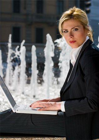 girl sitting alone on a wall and working with her laptop Photographie de stock - Aubaine LD & Abonnement, Code: 400-03912977